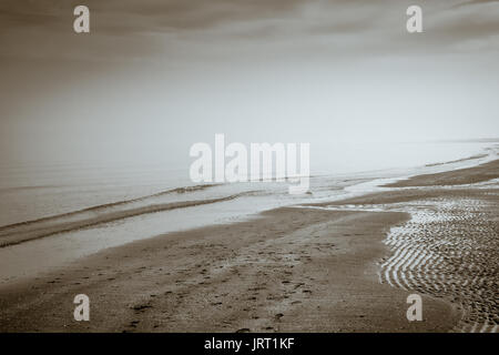 Sand, Meer, Licht und Nebel in Adria Strand - sepia Ton. Stockfoto