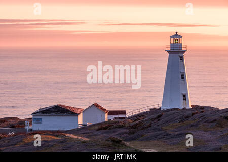 Die 1955 konkrete Leuchtturm am Cape Spear National Historic Site von Kanada bei Sonnenaufgang. Cape Spear, St. John's, Neufundland und Labrador, Kanada. Stockfoto