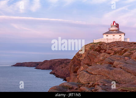 Die 1836 Leuchtturm am Cape Spear National Historic Site von Kanada bei Sonnenaufgang. Cape Spear, St. John's, Neufundland und Labrador, Kanada. Stockfoto