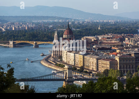 Blick von Gellert Hügel über der Donau in Richtung Pest und das Parlamentsgebäude, die Kettenbrücke im Vordergrund, Budapest, Ungarn Stockfoto