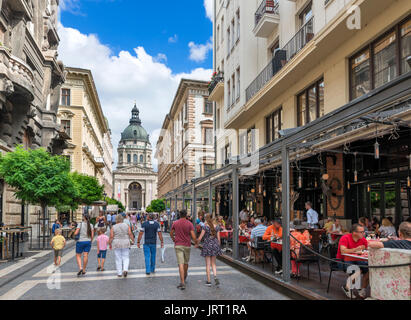 Cafe am Zrinyi Utca mit Blick auf die Basilika von St. Stephen, Leopoldstadt Bezirk, Budapest, Ungarn Stockfoto