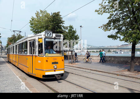 Mit der Straßenbahn entlang der Donau auf der Buda Seite der Fluss mit der Kettenbrücke hinter, Budapest, Ungarn Stockfoto