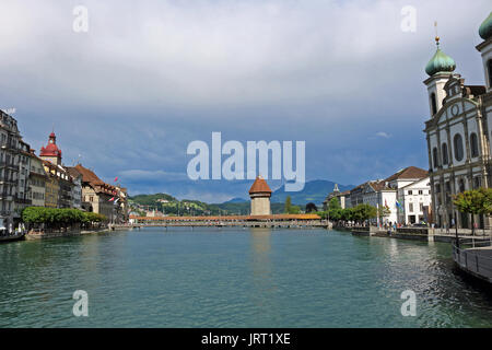 Ein Blick auf die Kapellbrücke und dem Wasserturm von ruess Fluss, Luzern, Schweiz Stockfoto