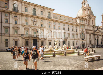 Touristes in der Piazza Navona, Rom, Latium, Italien, Europa Stockfoto