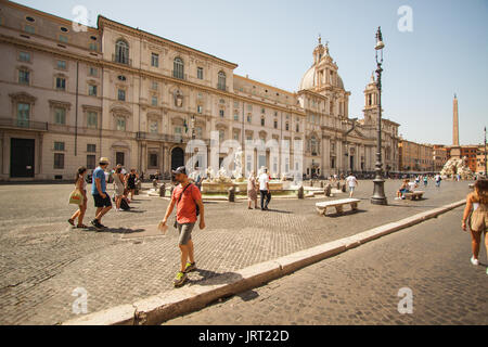 Touristes in der Piazza Navona, Rom, Latium, Italien, Europa Stockfoto