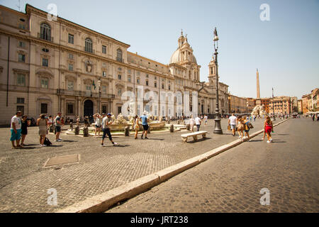 Touristes in der Piazza Navona, Rom, Latium, Italien, Europa Stockfoto