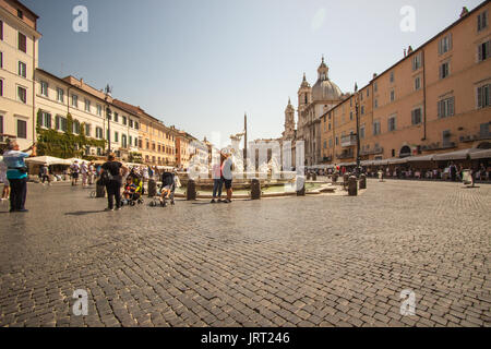 Touristes in der Piazza Navona, Rom, Latium, Italien, Europa Stockfoto