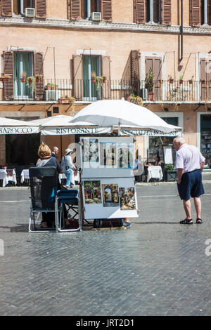 Künstler und Artwoks auf der Piazza Navona, Rom, Latium, Italien, Europa Stockfoto