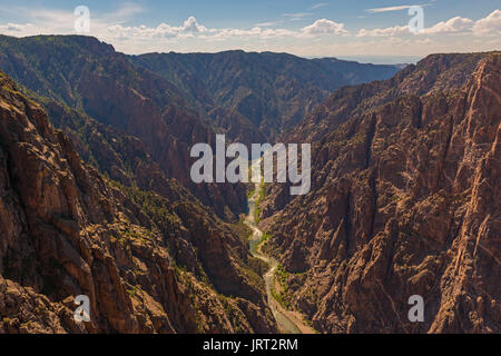 Wundervolle Landschaft, die schwarze Schlucht des Gunnison River im gleichnamigen Nationalpark in Colorado, USA. Stockfoto
