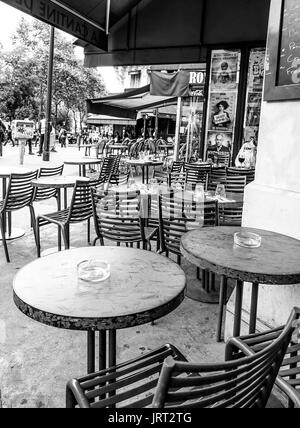 Leere Tische und Stühle der Straßencafés in Paris - Paris/Frankreich - 24. SEPTEMBER 2017 Stockfoto