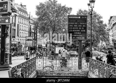 U-Bahn Eingang am Place Pigalle in Paris - Paris/Frankreich - 24. SEPTEMBER 2017 Stockfoto