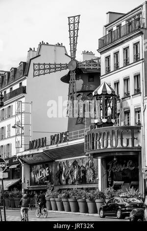 Die weltweit bekannten Moulin Rouge in Paris - wichtigste touristische Attraktion - PARIS/FRANKREICH - 24. SEPTEMBER 2017 Stockfoto