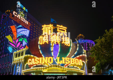 Macau, China - März 12, 2016: Casino Lisbao mit Licht perfomance showat Nacht in Macau, China Stockfoto