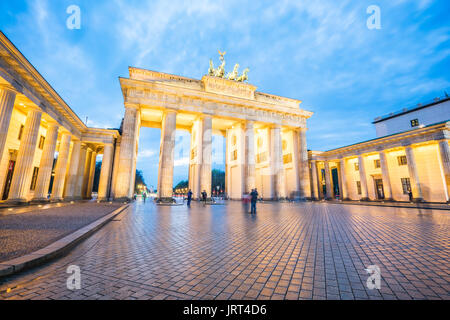 Bei Nacht Brandenburger Tor in Berlin, Deutschland. Stockfoto