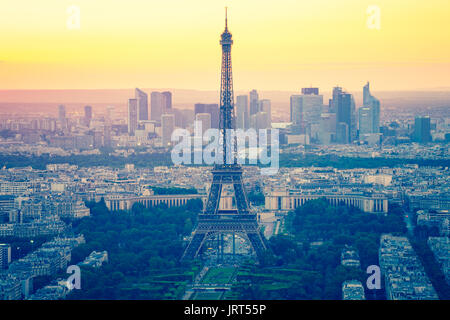 Eiffelturm mit Sonnenuntergang in Paris, Frankreich. Stockfoto