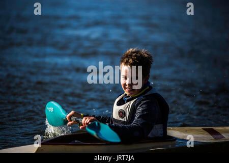 Ein Junge in einem Folge-Club in Polen. Harte Arbeit in einem Sport-Formular im Rudern und Kanufahren. Sportliche Teenager. Stockfoto