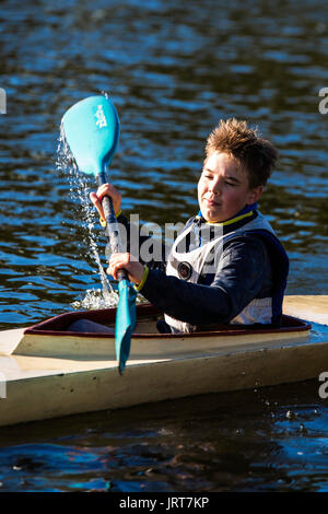 Ein Junge in einem Folge-Club in Polen. Harte Arbeit in einem Sport-Formular im Rudern und Kanufahren. Sportliche Teenager. Stockfoto