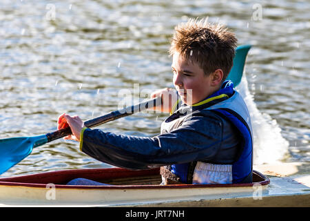 Ein Junge in einem Folge-Club in Polen. Harte Arbeit in einem Sport-Formular im Rudern und Kanufahren. Sportliche Teenager. Stockfoto