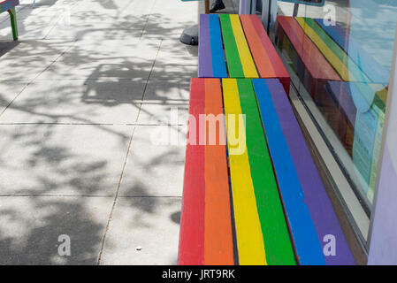 Hintergrund der trashigen alten Holzdielen in Regenbogenfarben, gay-Pride-symbol Stockfoto