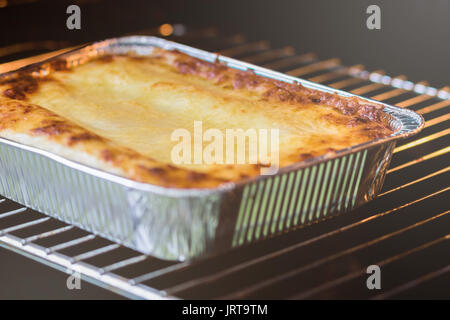 Lasagne Bolognese im verfügbaren Folie dish Stockfoto