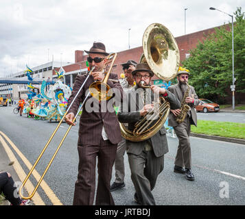 Bildunterschrift 62/150 Nahaufnahme von Musikern im Stockton Internationale Riverside Festival Parade Stockfoto