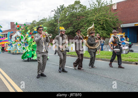 Bildunterschrift 62/150 Baghdaddies, Musiker, im Stockton Internationale Riverside Festival Parade Stockfoto