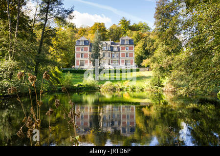 Chateau, mit Reflexion im See, in Pierrefonds, Picardie. Sonnigen Tag mit blauen Himmel. Stockfoto