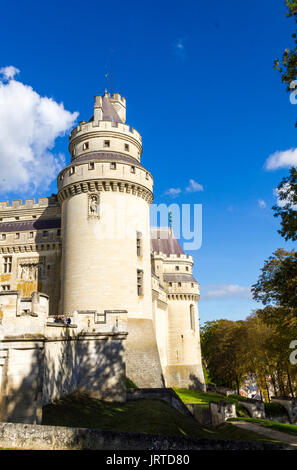 Mittelalterliche Burg von Pierrefonds, Picardie, Frankreich. Äußeres mit crenelations und Türmchen Stockfoto