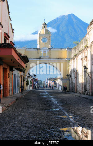 Calle del Arco, Calle empedrada Estilo kolonial, con Vista al Fondo del Volcán de Agua, actualmente inactivo Stockfoto