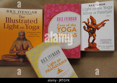 Yoga ähnliche Bücher durch spätes Shri B K S Iyengar, der Gründer von Iyengar Yoga Stockfoto
