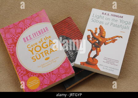 Yoga ähnliche Bücher durch spätes Shri B K S Iyengar, der Gründer von Iyengar Yoga Stockfoto