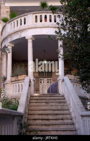 Renaissance Treppenhaus der ehemaligen Izzat Tannous Haus im Stil der Renaissance in Hovevei Zion Straße in Talbiya oder Talbiyeh Nachbarschaft offiziell Komemiyut entfernt, in den 1920er und 1930er Jahre, die die meisten der frühen Bewohner waren wohlhabende Christen im Nahen Osten, die elegante Wohnungen mit Renaissance, maurischen und arabischen architektonischen Motiven gebaut. West Jerusalem Israel Stockfoto