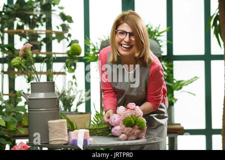 Mädchen mit Brille macht Blumenstrauß Stockfoto