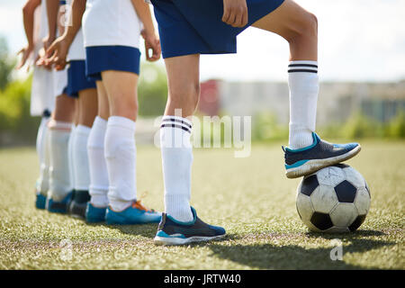 Junior Football Team bereit zu kämpfen Stockfoto