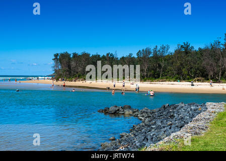 Coffs Creek erreicht das Meer im Park Beach Coffs Harbour, New South Wales, Australien Stockfoto