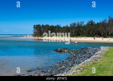 Coffs Creek erreicht das Meer im Park Beach Coffs Harbour, New South Wales, Australien Stockfoto