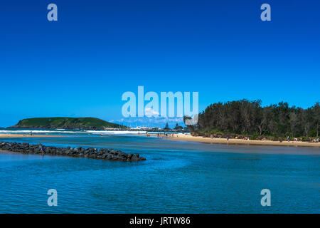 Coffs Creek erreicht das Meer im Park Strand mit Hammel Bird Island auf der Rückseite, Coffs Harbour, New South Wales, Australien Stockfoto