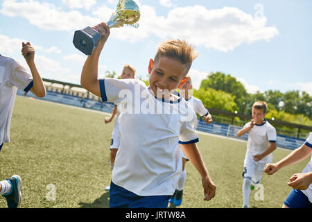 Junge Holding Trophy Cup Stockfoto