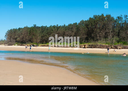 Coffs Creek erreicht das Meer im Park Beach Coffs Harbour, New South Wales, Australien Stockfoto