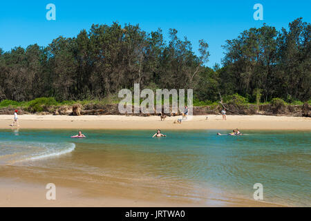 Coffs Creek erreicht das Meer im Park Beach Coffs Harbour, New South Wales, Australien Stockfoto