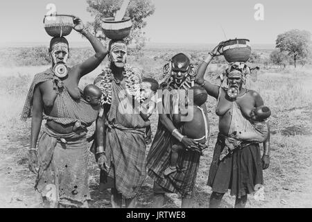 JINKA, Äthiopien - November 21, 2014: Mursi Frauen mit traditionellen Lippe Platte und Kinder am 21. November 2014 in Jinka, Äthiopien. Stockfoto