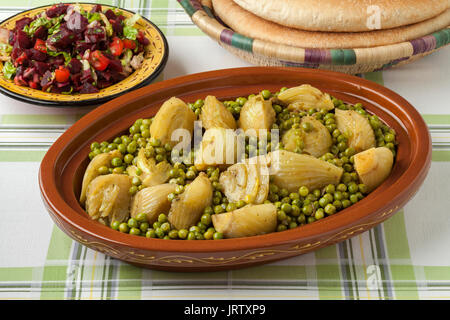 Traditionelle marokkanische Tajine mit Fleisch, Erbsen, Fenchel, Rote Bete, Salat und Brot Stockfoto