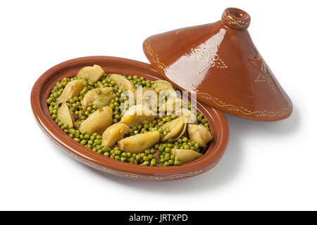 Traditionelle marokkanische oval Tajine mit Fleisch, Erbsen und Fenchel auf weißem Hintergrund Stockfoto