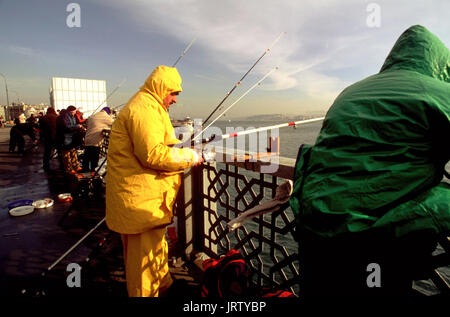 Fischer auf der Galata Brücke, das Goldene Horn, Istanbul, Türkei Stockfoto