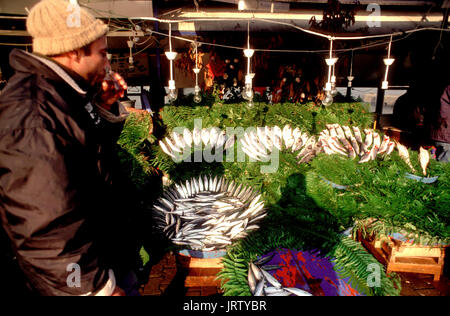 Auf dem Fischmarkt in Üsküdar, auf der asiatischen Seite von Istanbul, Türkei Stockfoto