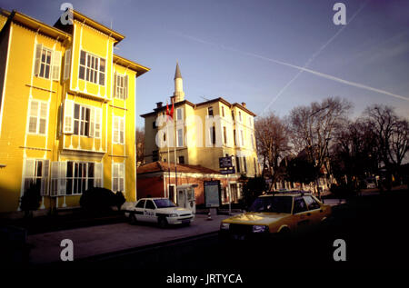 Bunte Häuser und Restaurants auf der Yerebatan Straße in Sultanahmet Istanbul Türkei Stockfoto