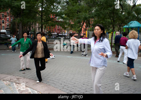 Chinesen Praxis tai Chi in Seward Park in der neuen, trendigen Lower East Side Chinatown Gegend in New York, Manhattan, New York, USA Stockfoto