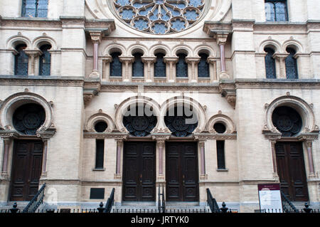 Die Eldridge Street Synagoge, 1887 erbaut, ist ein nationales und historisches Wahrzeichen Synagoge in Chinatown in Manhattan Nachbarschaft Stockfoto