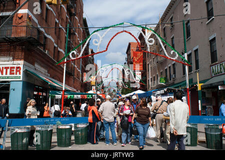 Festival von San Gennaro in Little Italy. Die Mulberry Street zwischen Broome st. Und die Canal St, Manhattan, USA. Stockfoto