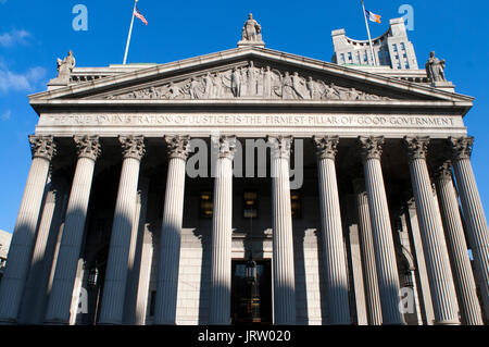 New York State Supreme Court Gebäude in Lower Manhattan, die Worte "das wahre Verwaltung der Gerechtigkeit' in seiner Fassade in Manhattan, New York, Stockfoto